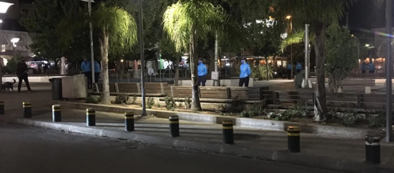 Αστυνομικές δυνάμεις απέκλεισαν την πλατεία Υμηττού υπό τον φόβο των πάρτι (φωτο)